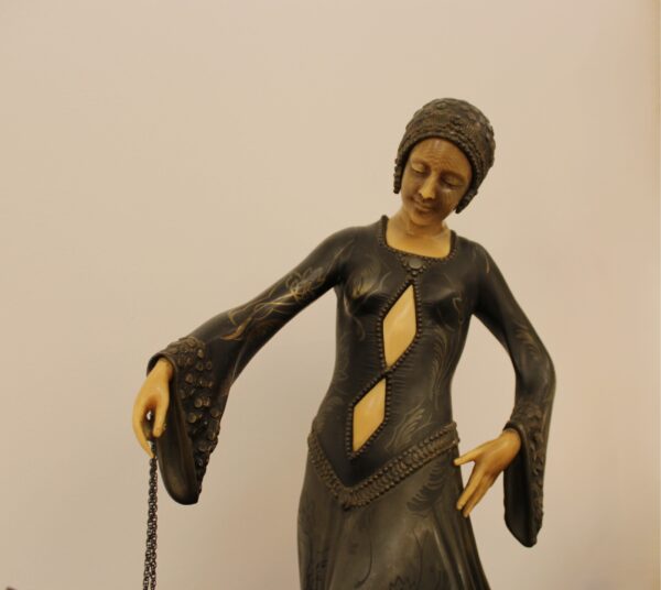 Crisoelefantina Dama con gran danés