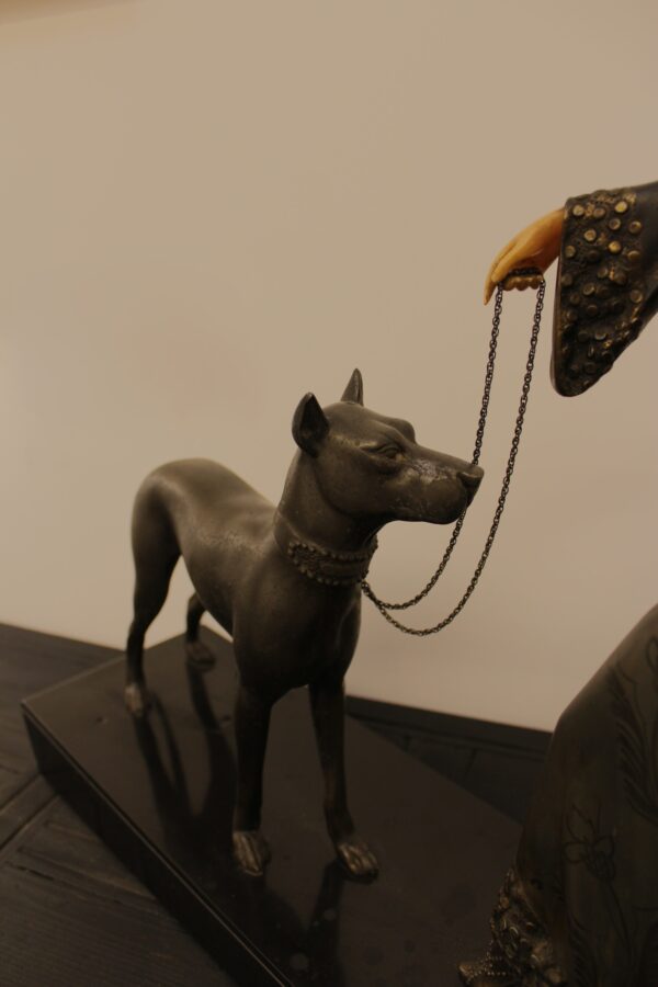 Crisoelefantina Dama con gran danés